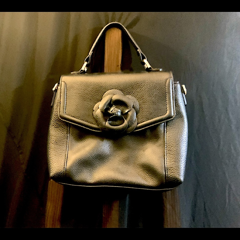 Gianni Bini Like New 100% Leather Handbag w/ 3D Leather Flower